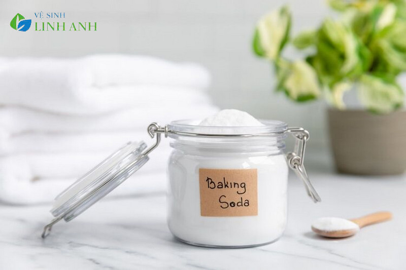 khu mui khai nuoc tieu tren nem bang baking soda